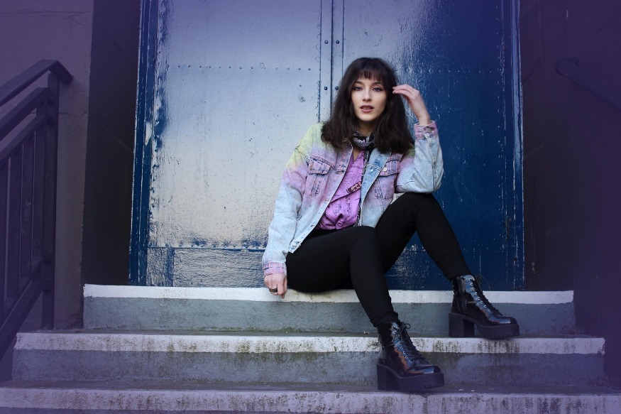 Jewelia - Is This World Mine